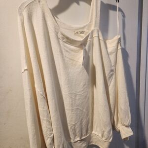 NWT FREE PEOPLE  SWEATER SIZE XLARGE SOFT ONE SIDE OFF SHOULDER DESIGN